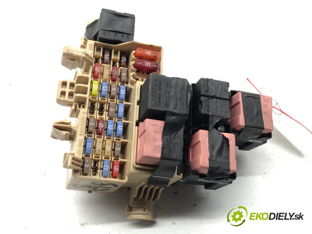 RENAULT MASTER III Skrzynia 2021 120 kW 2.3 dCi 165 FWD (FV0P, FV0U, FV11, FV12) 2298 skříňka poistková 8200574970C (Pojistková skříňka)