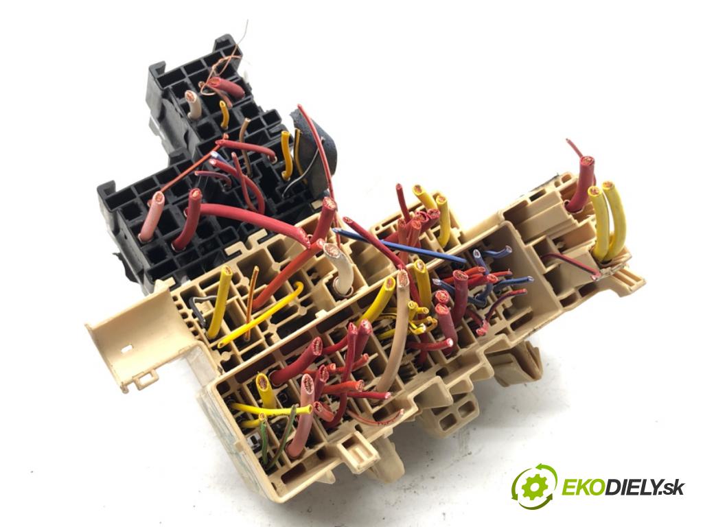 RENAULT MASTER III Skrzynia 2021 120 kW 2.3 dCi 165 FWD (FV0P, FV0U, FV11, FV12) 2298 skříňka poistková 8200574970C (Pojistková skříňka)