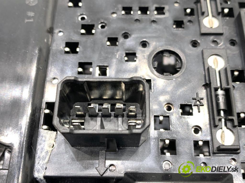 HYUNDAI i20 III liftback 2020 62 kW 1.2 1197 světlo stropní 92800Q0210