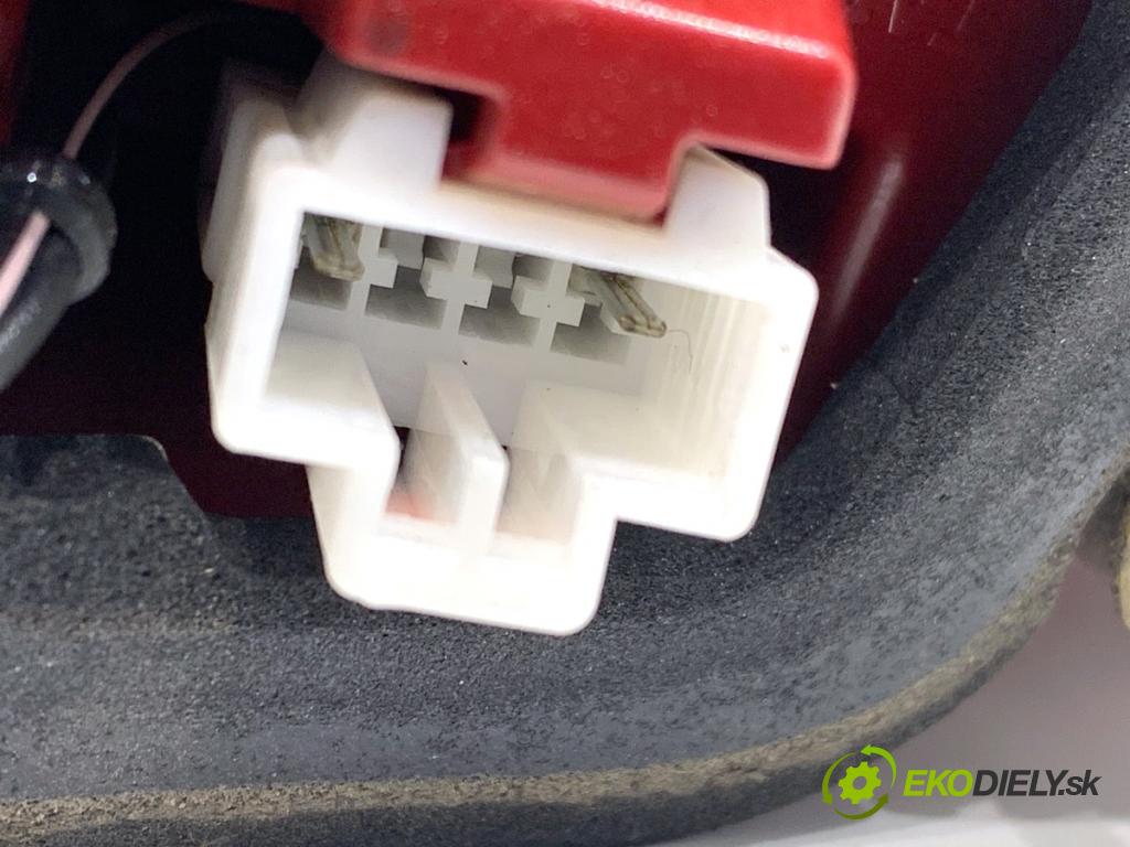 HYUNDAI i20 III liftback 2020 62 kW 1.2 1197 světlo zadní část levá strana vnitřní 92403-Q0000 (Klika dveří ostatní)