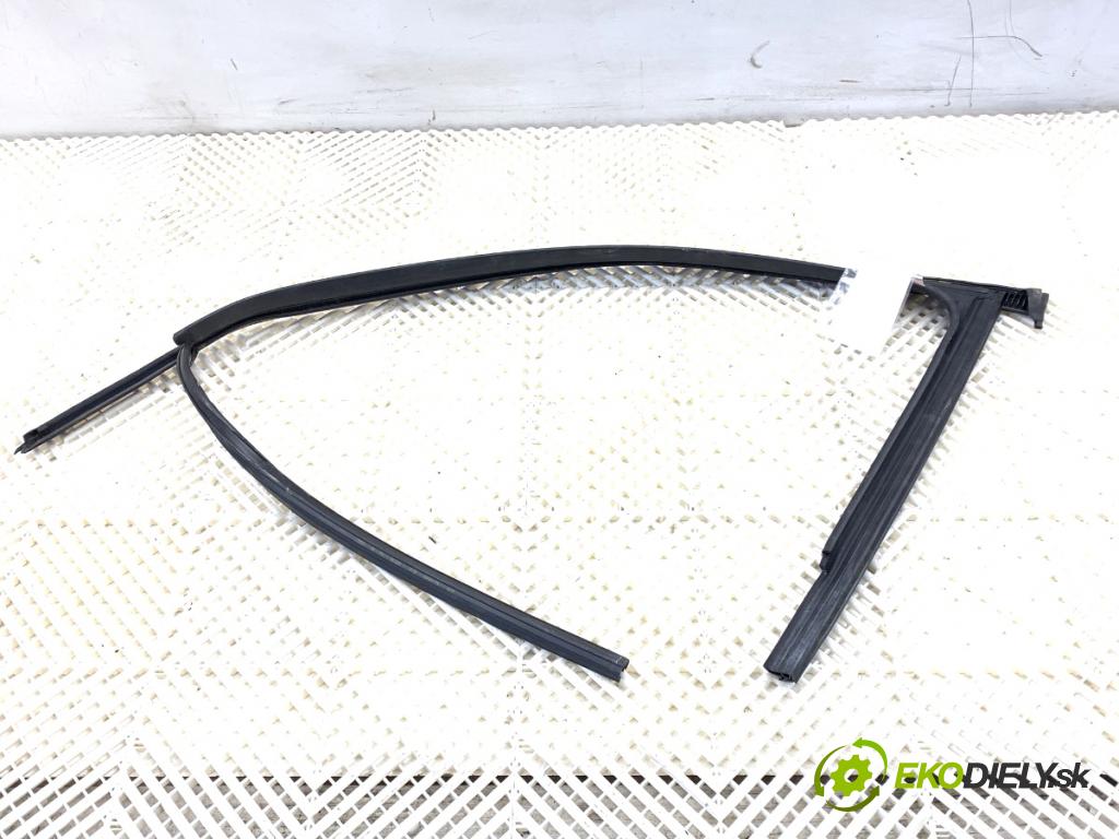 AUDI Q4 SUV 2023 150 kW 40 e-tron  tesnenie Rámček Dvere predný pravá