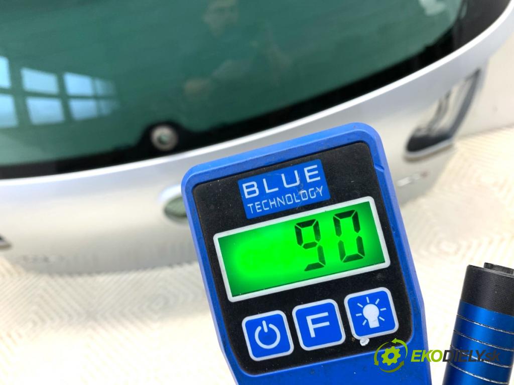 VW GOLF V liftback 2008 103 kW 1.4 TSI 1390 kapota zad LA7W