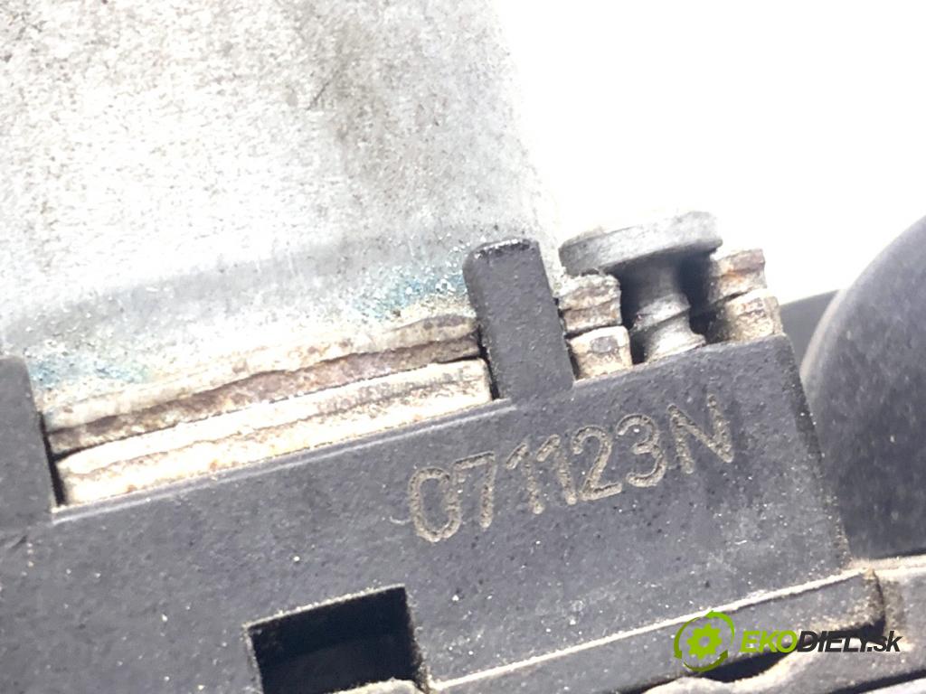 AUDI A6 C6 sedan 2004 165 kW 3.0 TDI quattro 2967 DALŠÍ: Pumpa vody 4F1959617A (Vodná pumpa)