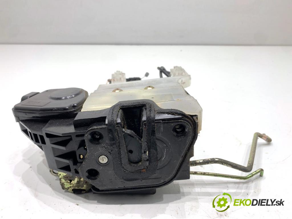 HYUNDAI TUCSON SUV 2006 104 kW 2.0 1975 zámok Dvere pravy predný 