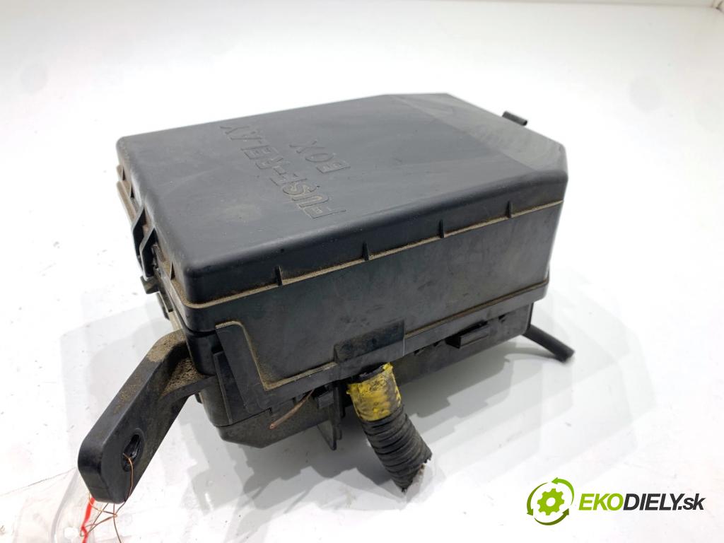 HYUNDAI TUCSON SUV 2006 104 kW 2.0 1975 skříňka poistková 912382E021 (Pojistková skříňka)