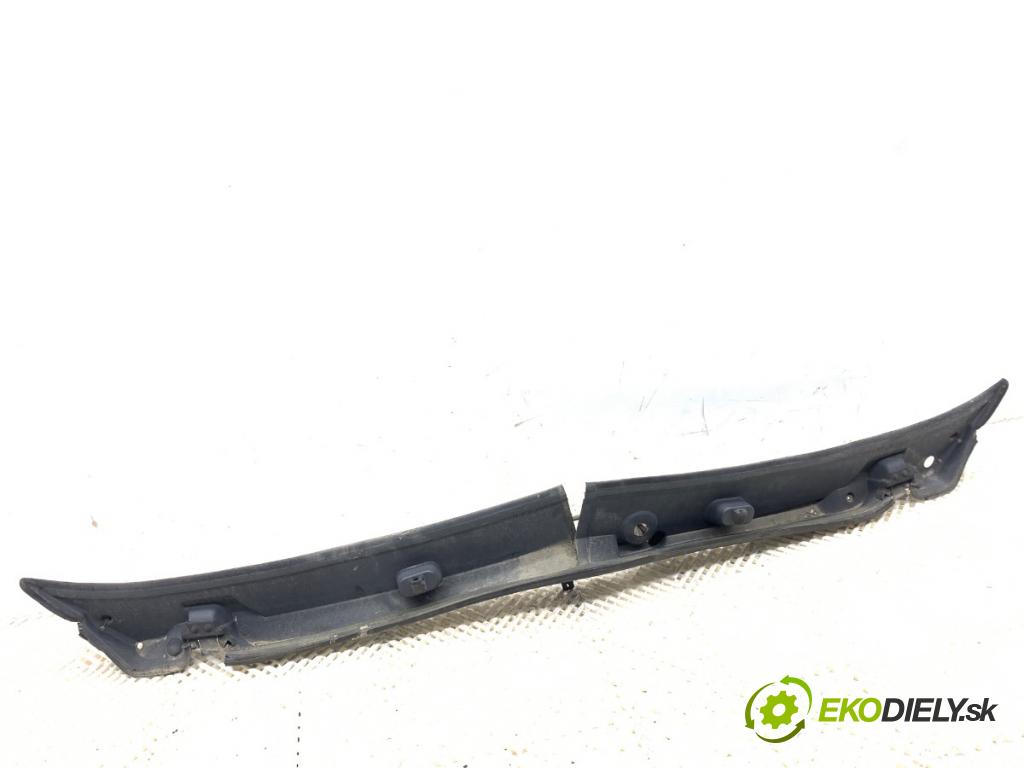 PEUGEOT BOXER I Autobus 2008 88 kW 2.2 BlueHDi 120 2179 torpédo plast pod čelní okno 1306178070 (Plast pod čelním sklem)