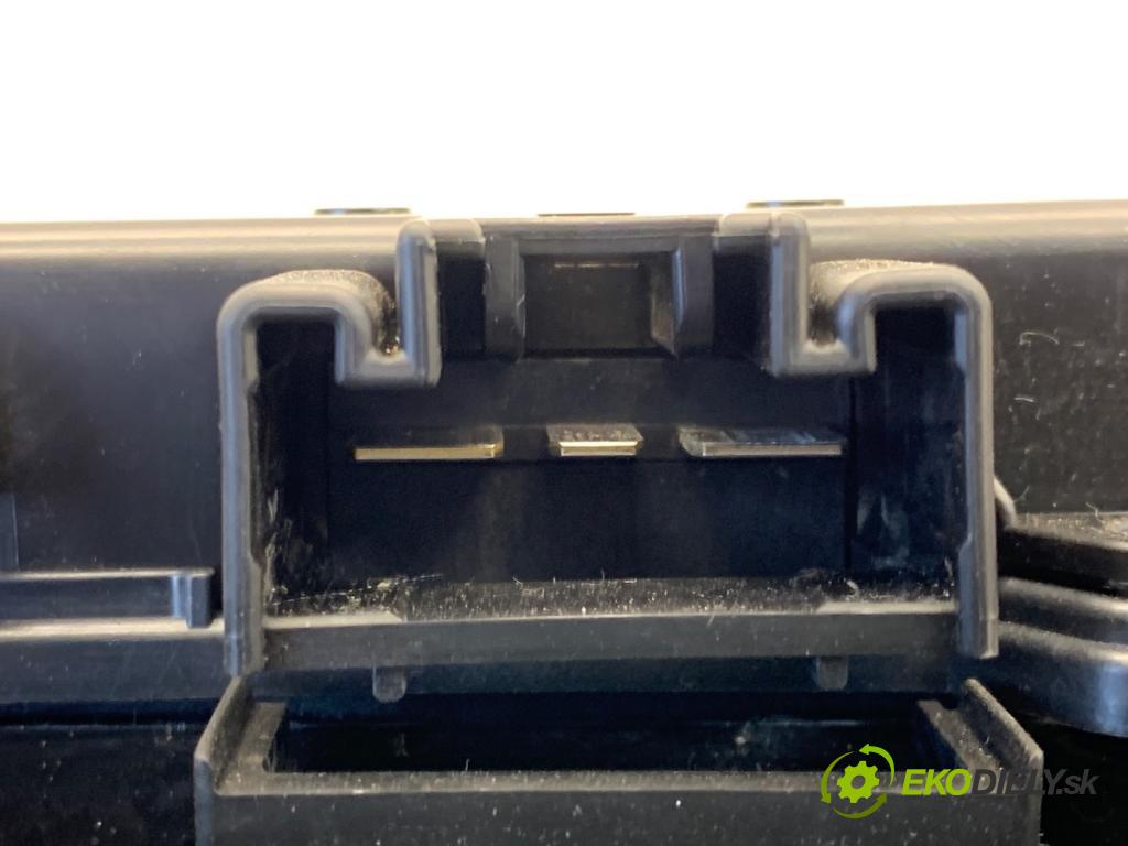 LEXUS IS sedan 2019 133 kW 300h (AVE30_) 2494 ventilátor kúrenia