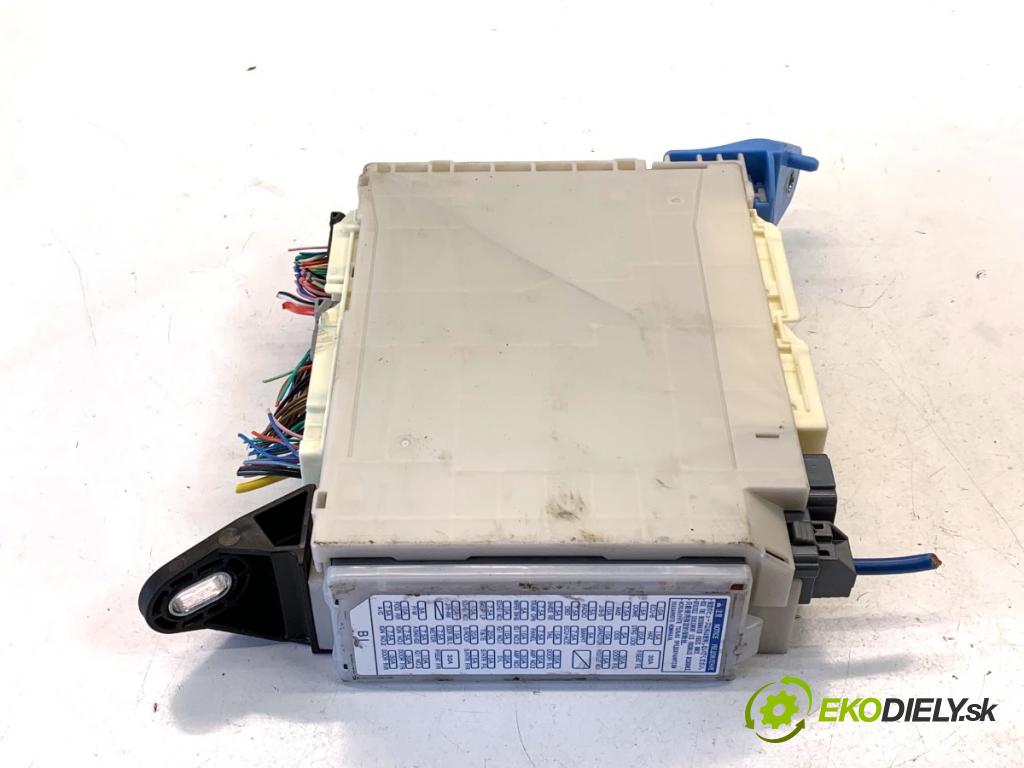 LEXUS IS sedan 2019 133 kW 300h (AVE30_) 2494 skříňka poistková 82730-53J31 (Pojistková skříňka)