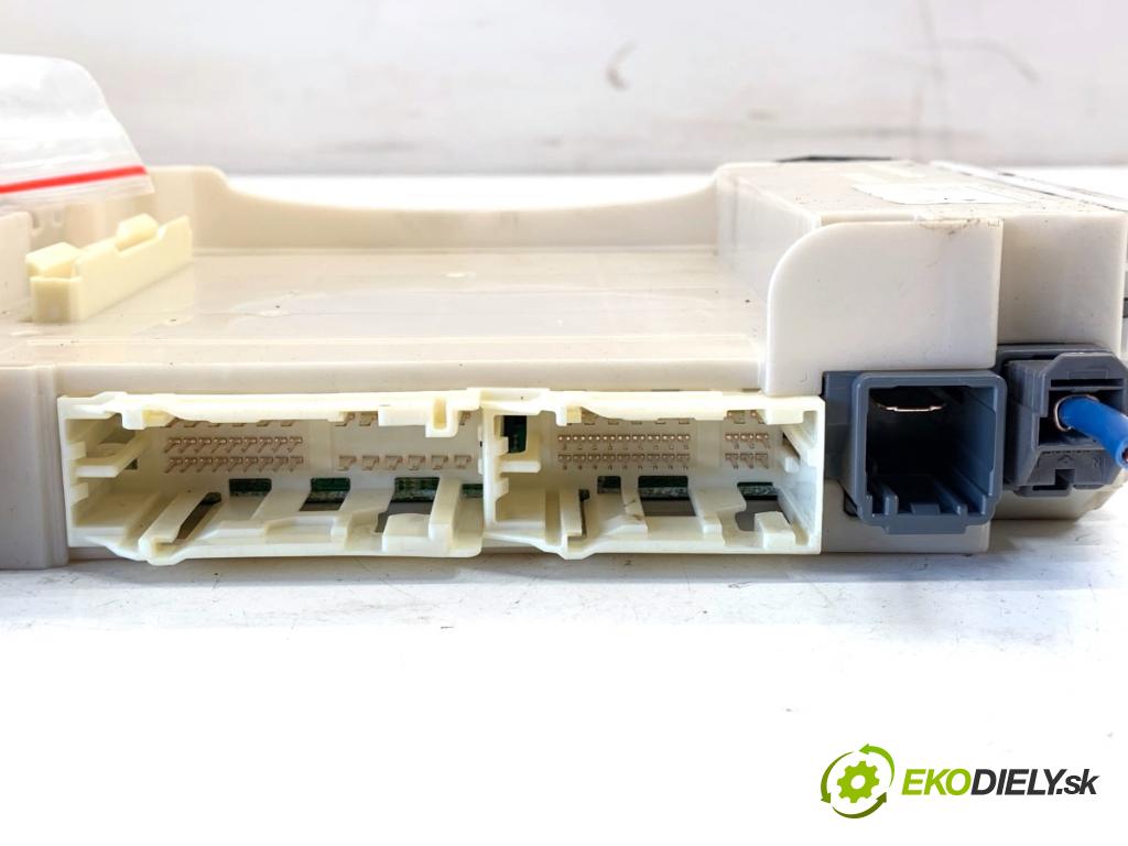 LEXUS IS sedan 2019 133 kW 300h (AVE30_) 2494 skříňka poistková 82730-53J31 (Pojistková skříňka)