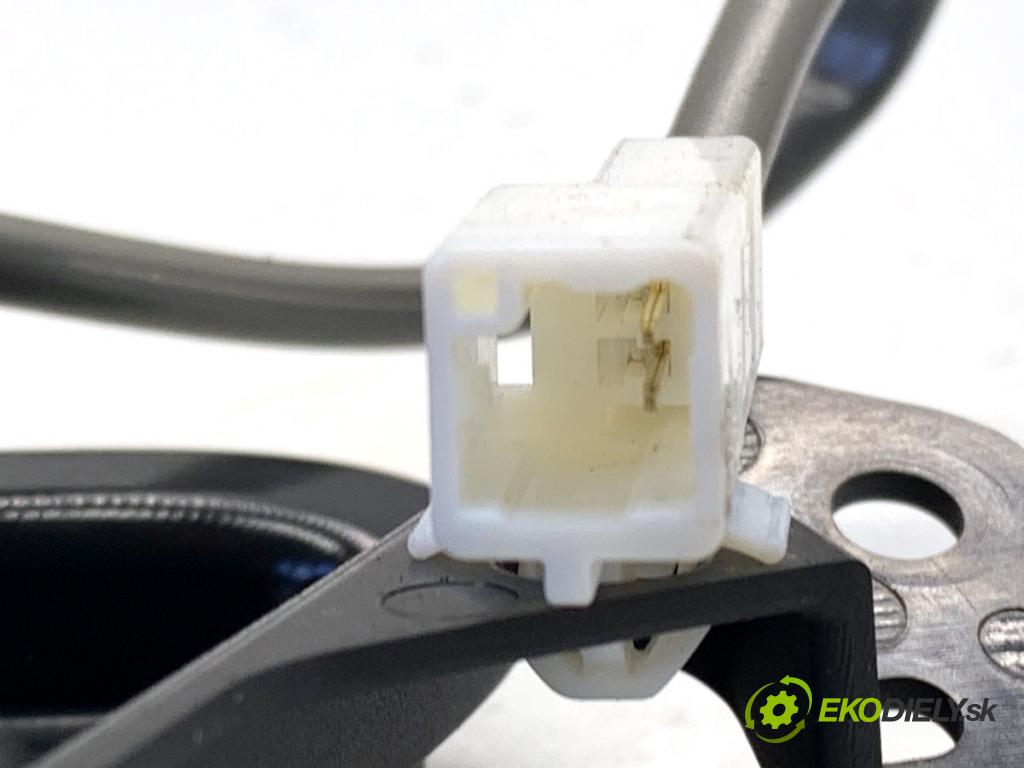 LEXUS IS sedan 2019 133 kW 300h (AVE30_) 2494 klika vnitřní pravý přední část 69277-53010