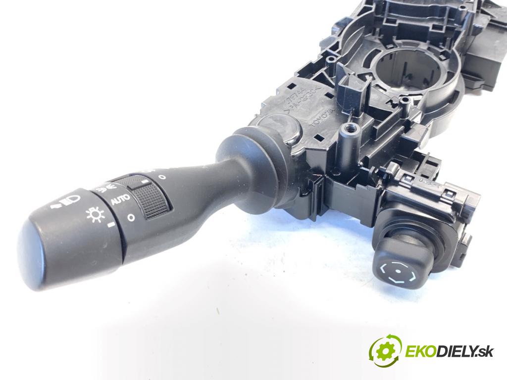 LEXUS IS sedan 2019 133 kW 300h (AVE30_) 2494 Prepínač kombinovaný 17F744 (Prepínacie páčky pod volantom)