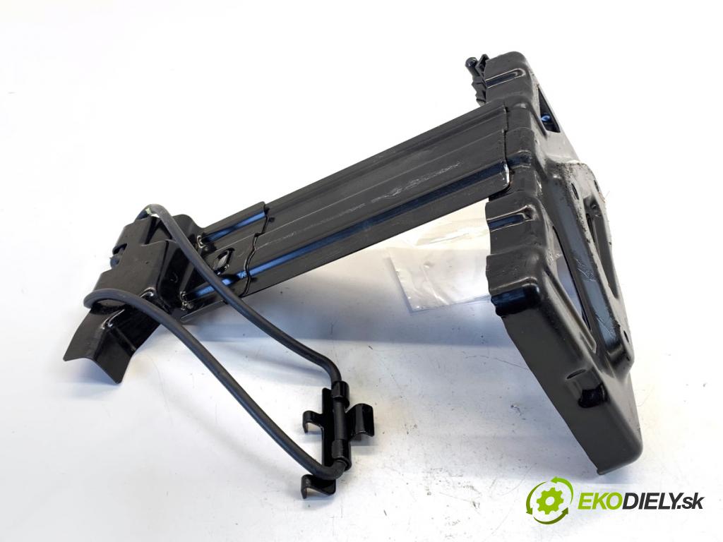 LEXUS IS sedan 2019 133 kW 300h (AVE30_) 2494 Obal akumulátora