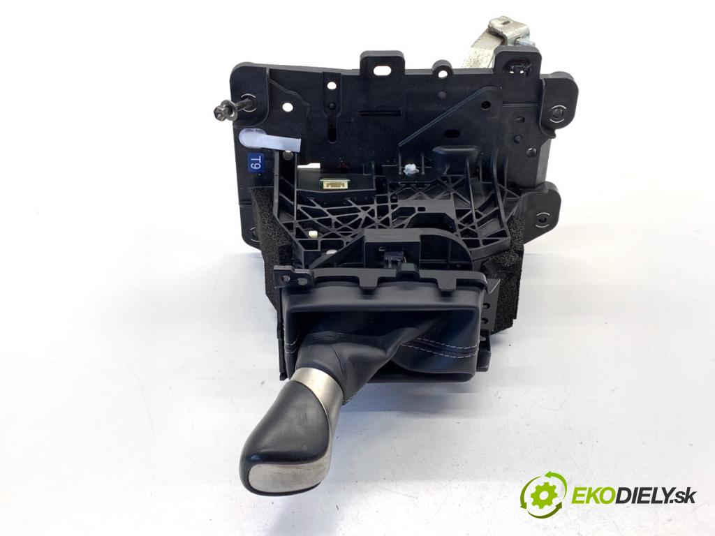 LEXUS IS sedan 2019 133 kW 300h (AVE30_) 2494 kulisa  (Řadicí páka (kulisa) )