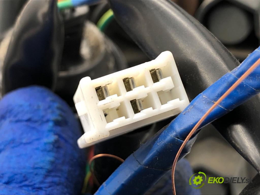 LEXUS IS sedan 2019 133 kW 300h (AVE30_) 2494 světlo pravý zadní část 81550-53330