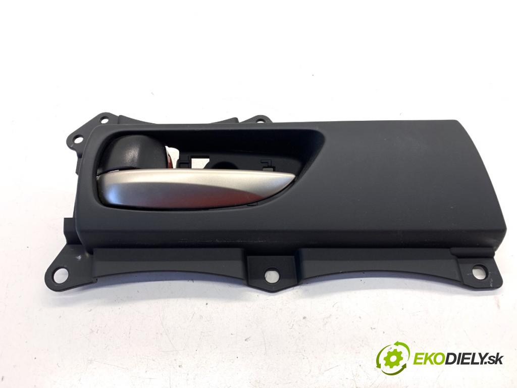 LEXUS IS sedan 2019 133 kW 300h (AVE30_) 2494 klika vnitřní levý zadní část 69298-53020