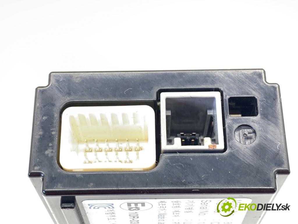 LEXUS IS sedan 2019 133 kW 300h (AVE30_) 2494 HNÍZDO: USB 86190-78010