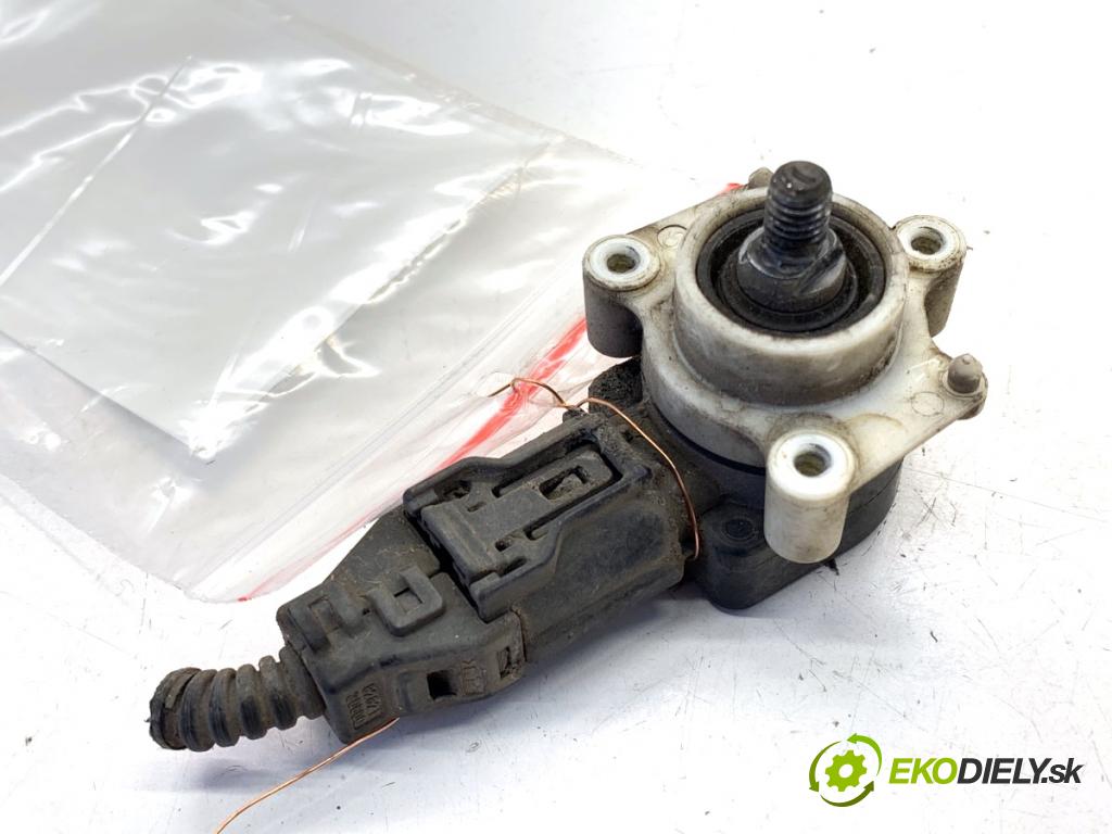 LEXUS IS sedan 2019 133 kW 300h (AVE30_) 2494 Snímač XENON  (Snímač)