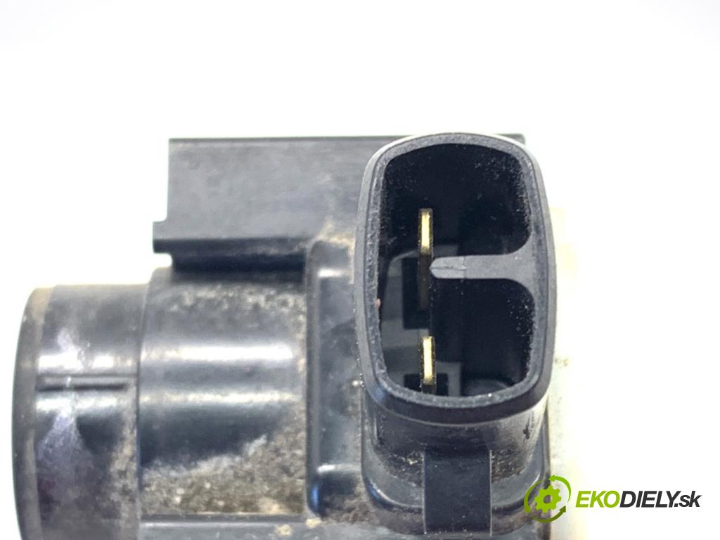 LEXUS IS sedan 2019 133 kW 300h (AVE30_) 2494 snímač PDC