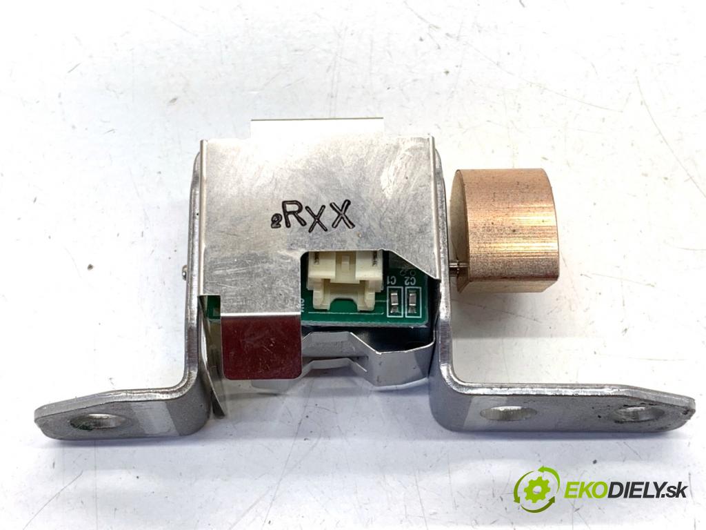 LEXUS IS sedan 2019 133 kW 300h (AVE30_) 2494 GENERATOR: vibrovania volantu 