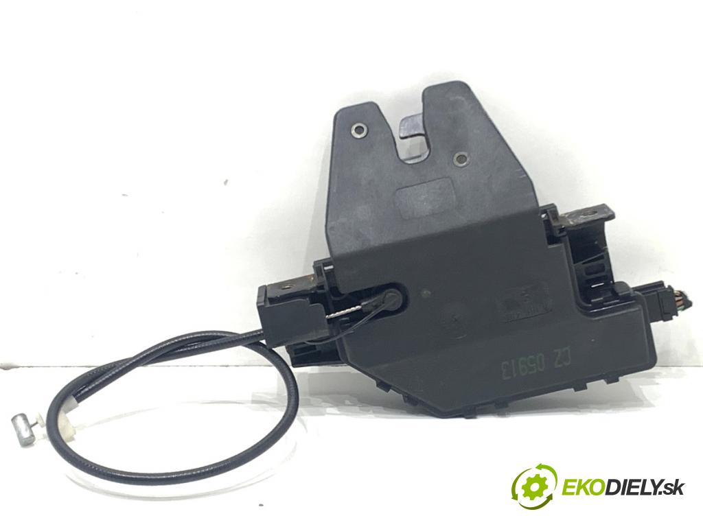 BMW E90 sedan 2005 110 kW 320 i 1995 zámok dverí zad 8196401