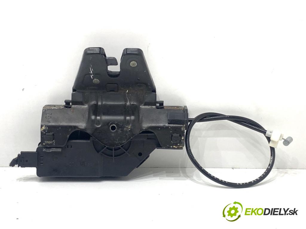 BMW E90 sedan 2005 110 kW 320 i 1995 zámok dverí zad 8196401