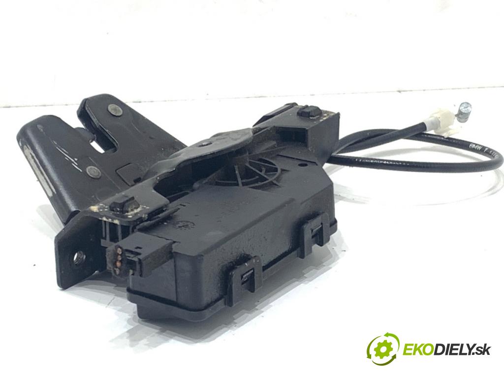 BMW E90 sedan 2005 110 kW 320 i 1995 zámok dverí zad 8196401