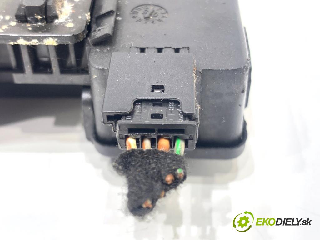 BMW E90 sedan 2005 110 kW 320 i 1995 zámok dverí zad 8196401