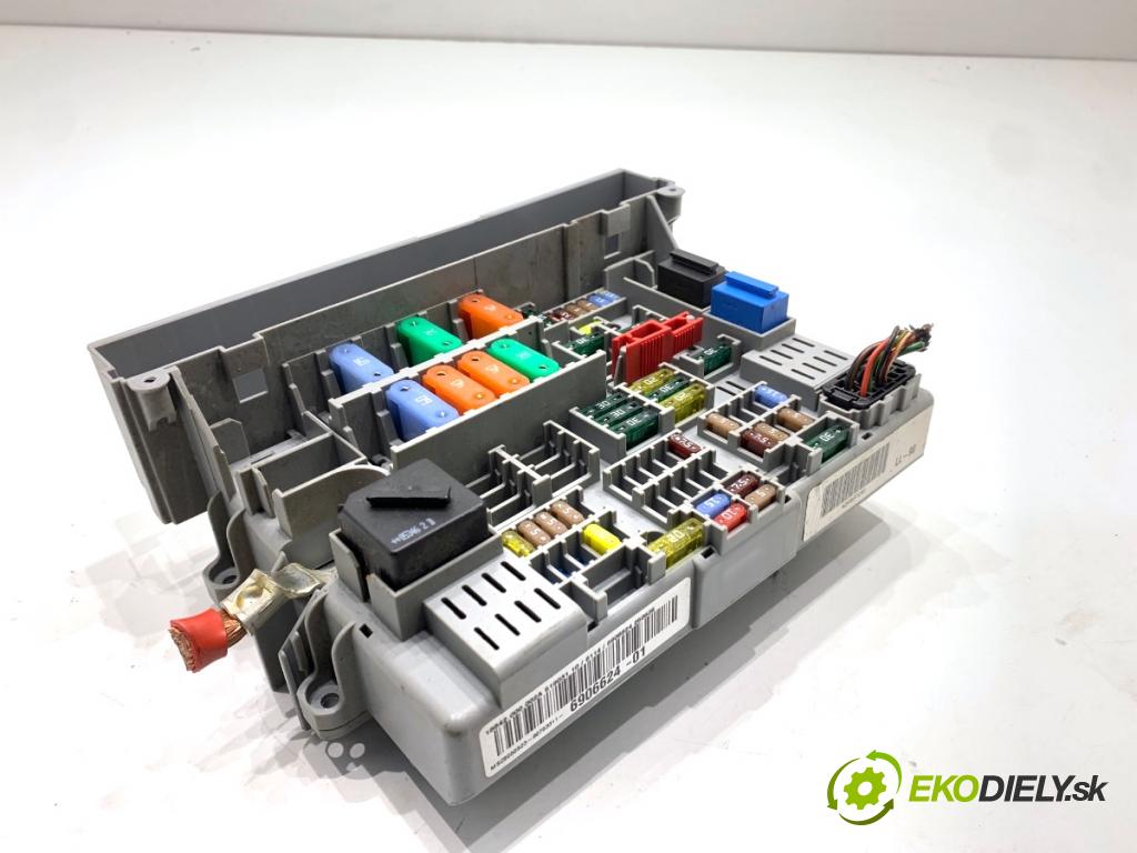 BMW E90 sedan 2005 110 kW 320 i 1995 skříňka poistková 6906624 (Pojistková skříňka)