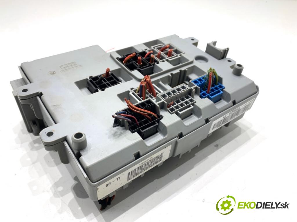 BMW E90 sedan 2005 110 kW 320 i 1995 skříňka poistková 6906624 (Pojistková skříňka)