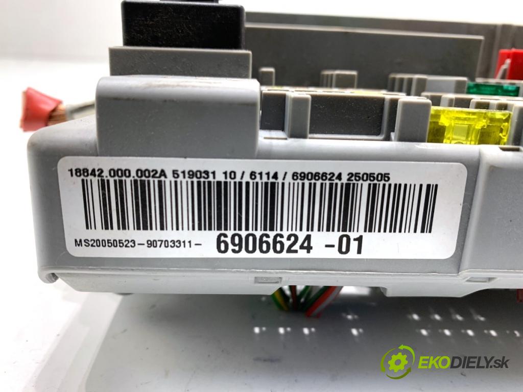 BMW E90 sedan 2005 110 kW 320 i 1995 skříňka poistková 6906624 (Pojistková skříňka)