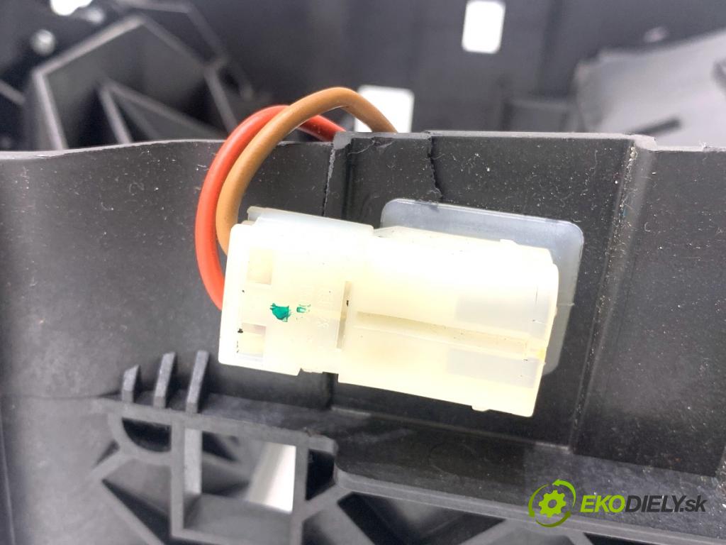 BMW E90 sedan 2005 110 kW 320 i 1995 loketní opěrka  (Loketní opěrka)