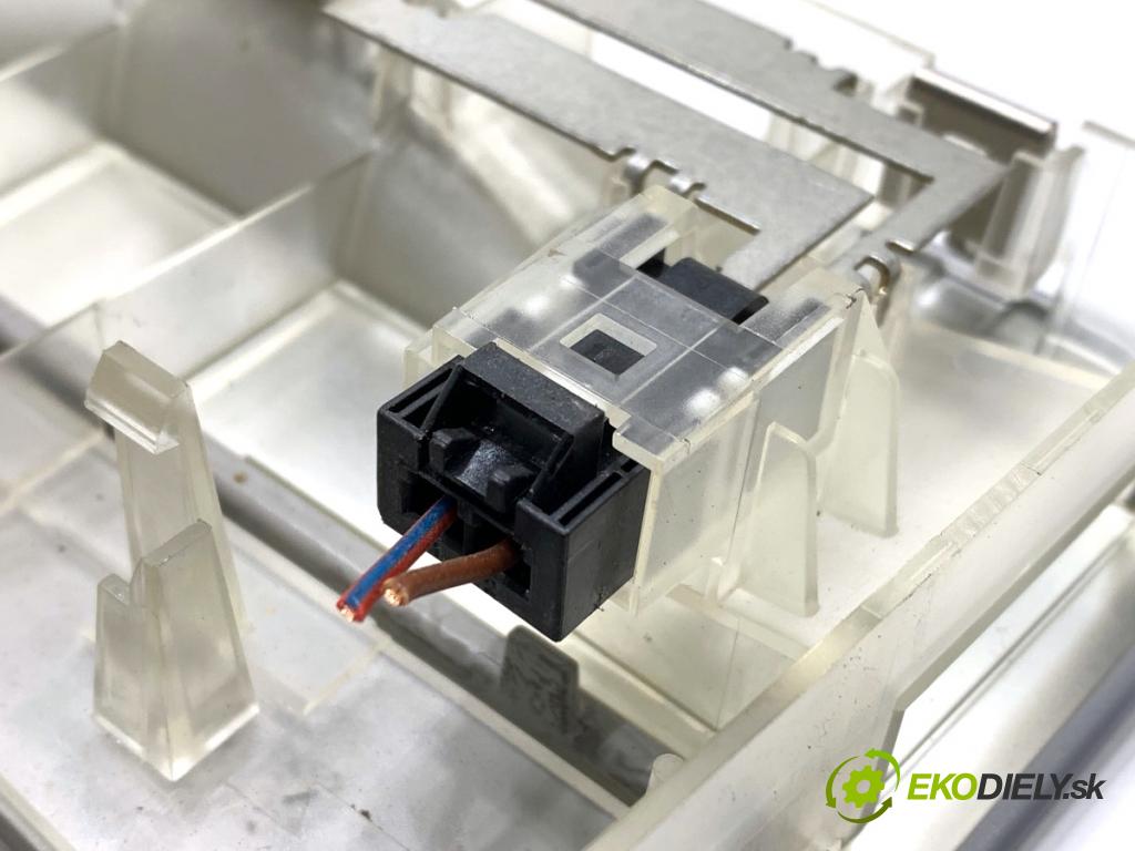 BMW E90 sedan 2005 110 kW 320 i 1995 Svetlo stropné 6969389