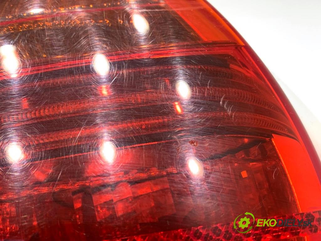 BMW E90 sedan 2005 110 kW 320 i 1995 Svetlo pravy zad