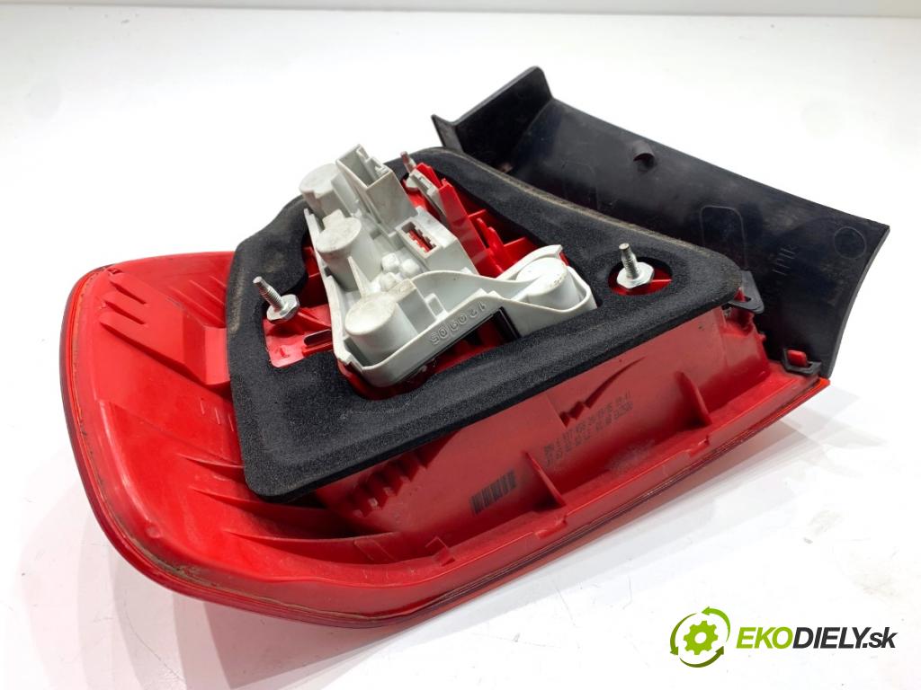 BMW E90 sedan 2005 110 kW 320 i 1995 Svetlo pravy zad