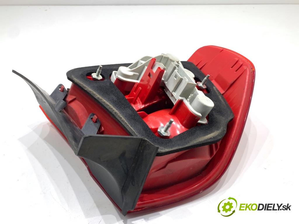 BMW E90 sedan 2005 110 kW 320 i 1995 Svetlo pravy zad