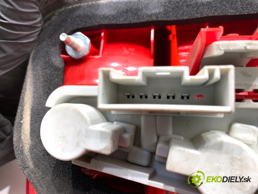 BMW E90 sedan 2005 110 kW 320 i 1995 Svetlo pravy zad