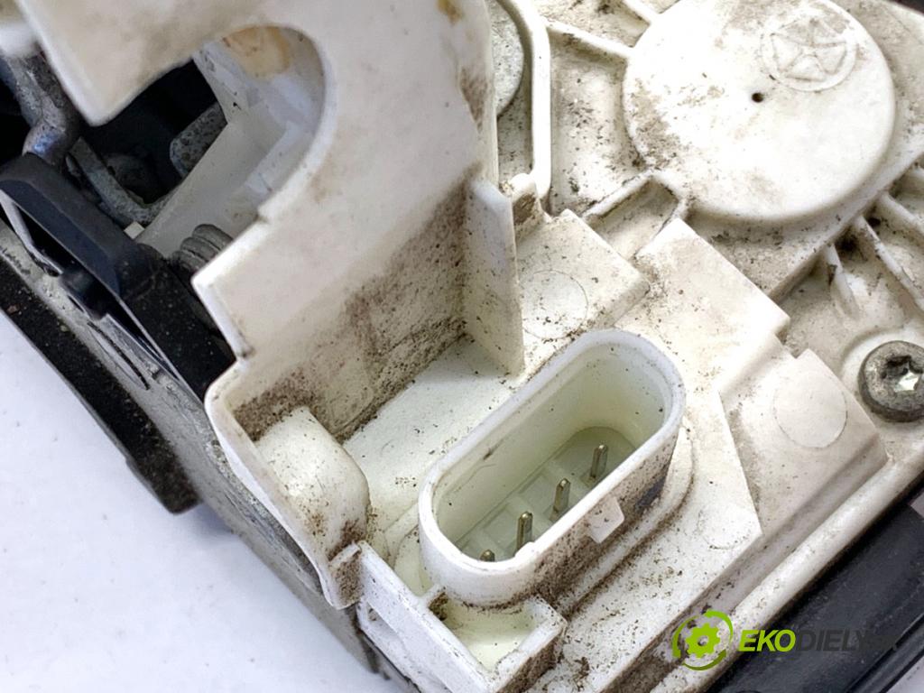 JEEP GRAND CHEROKEE WK SUV 2014 184 kW 3.0 CRD V6 4x4 2987 zámok dveře pravý přední část P04589924A