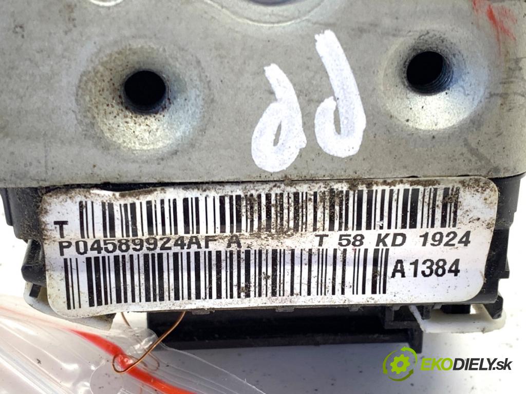 JEEP GRAND CHEROKEE WK SUV 2014 184 kW 3.0 CRD V6 4x4 2987 zámok dveře pravý přední část P04589924A