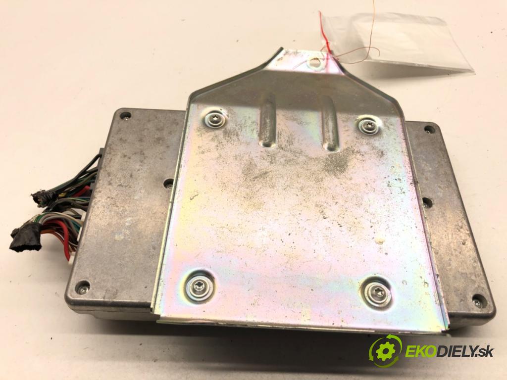 JEEP GRAND CHEROKEE WK SUV 2014 184 kW 3.0 CRD V6 4x4 2987 zesilovač 68207346AF (Zesilovač)