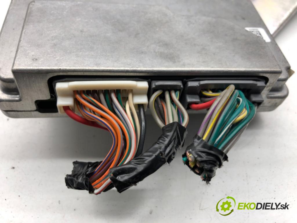 JEEP GRAND CHEROKEE WK SUV 2014 184 kW 3.0 CRD V6 4x4 2987 zesilovač 68207346AF (Zesilovač)