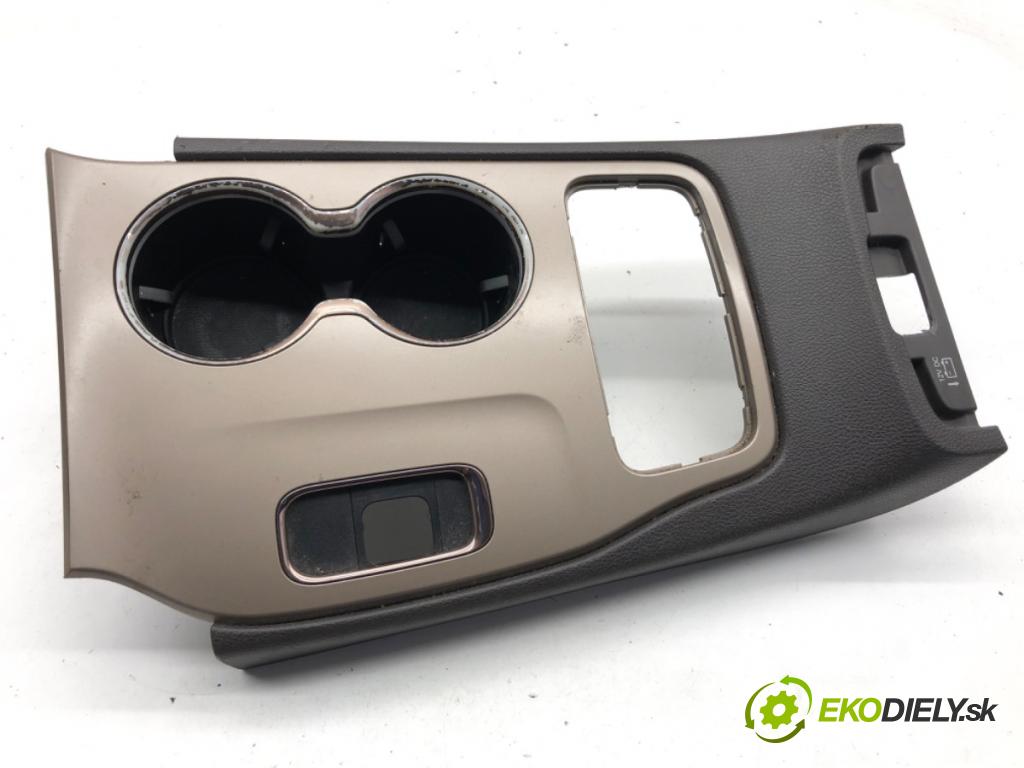 JEEP GRAND CHEROKEE WK SUV 2014 184 kW 3.0 CRD V6 4x4 2987 Držiak na nápoje  (Držiak (úchyt) na nápoje)