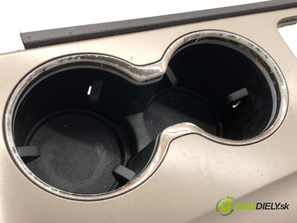 JEEP GRAND CHEROKEE WK SUV 2014 184 kW 3.0 CRD V6 4x4 2987 Držiak na nápoje  (Držiak (úchyt) na nápoje)