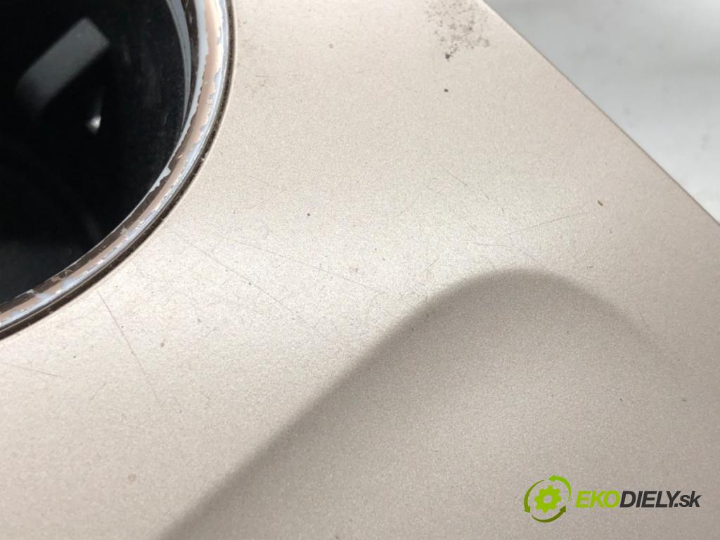 JEEP GRAND CHEROKEE WK SUV 2014 184 kW 3.0 CRD V6 4x4 2987 Držiak na nápoje  (Držiak (úchyt) na nápoje)