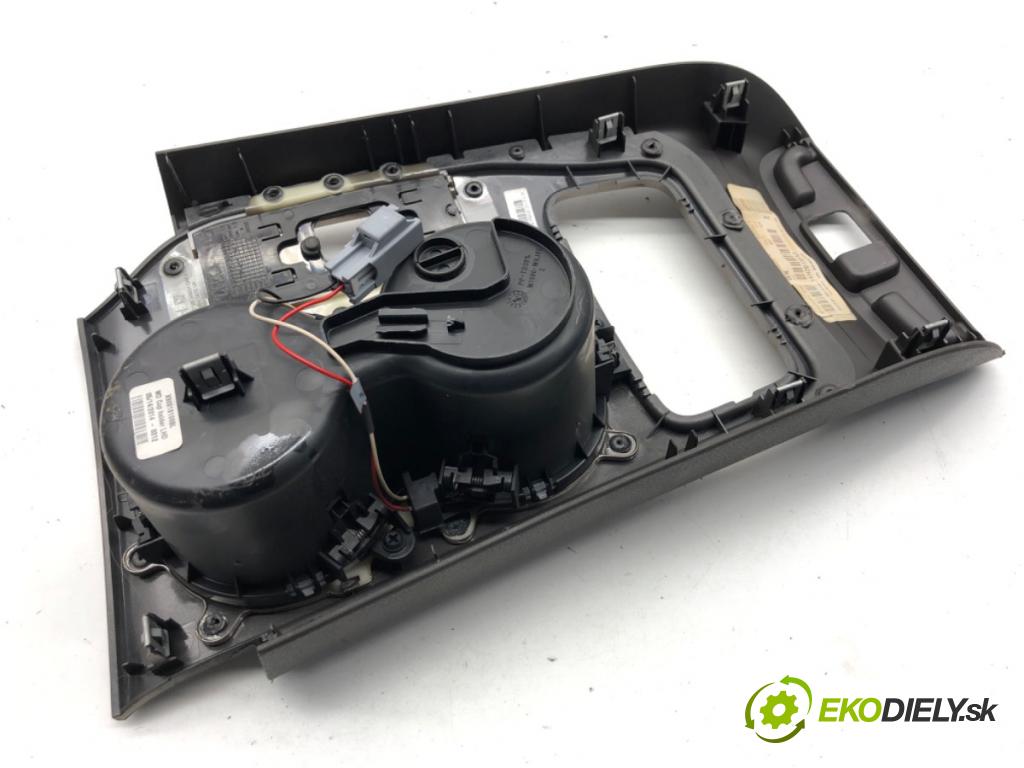 JEEP GRAND CHEROKEE WK SUV 2014 184 kW 3.0 CRD V6 4x4 2987 Držiak na nápoje  (Držiak (úchyt) na nápoje)