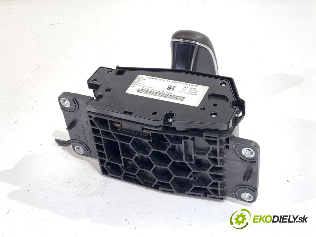 JEEP GRAND CHEROKEE WK SUV 2014 184 kW 3.0 CRD V6 4x4 2987 Kulisa 68166105AE (Rýchlostná páka (kulisa))