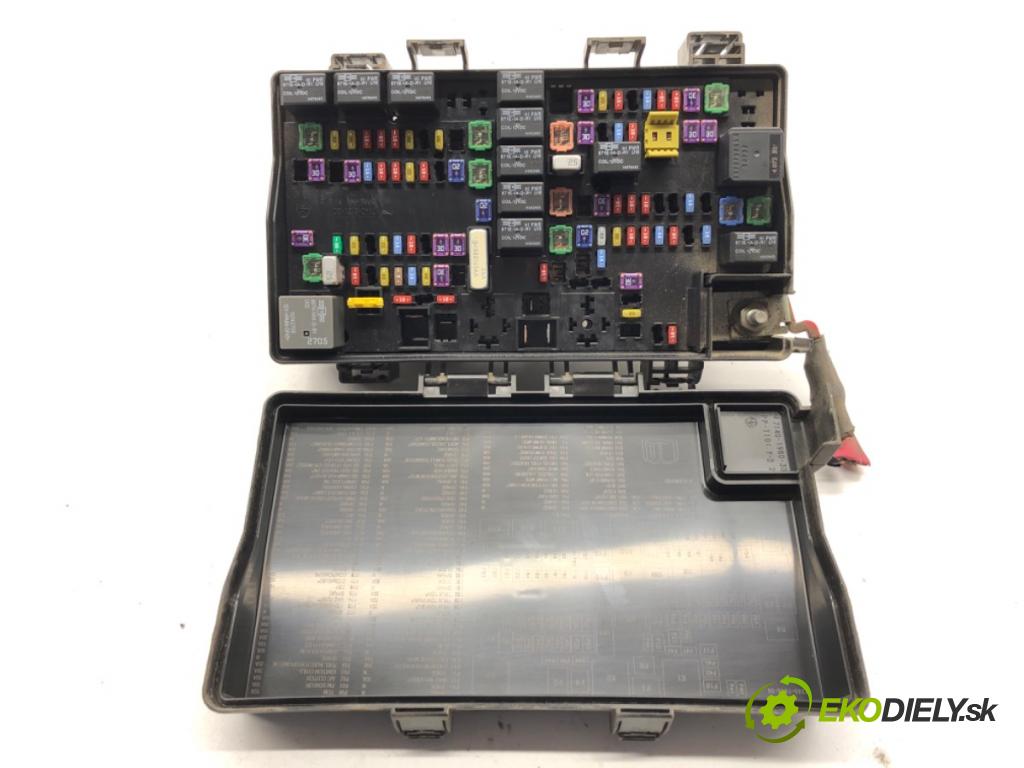 JEEP GRAND CHEROKEE WK SUV 2014 184 kW 3.0 CRD V6 4x4 2987 skříňka poistková P68242818AC (Pojistková skříňka)