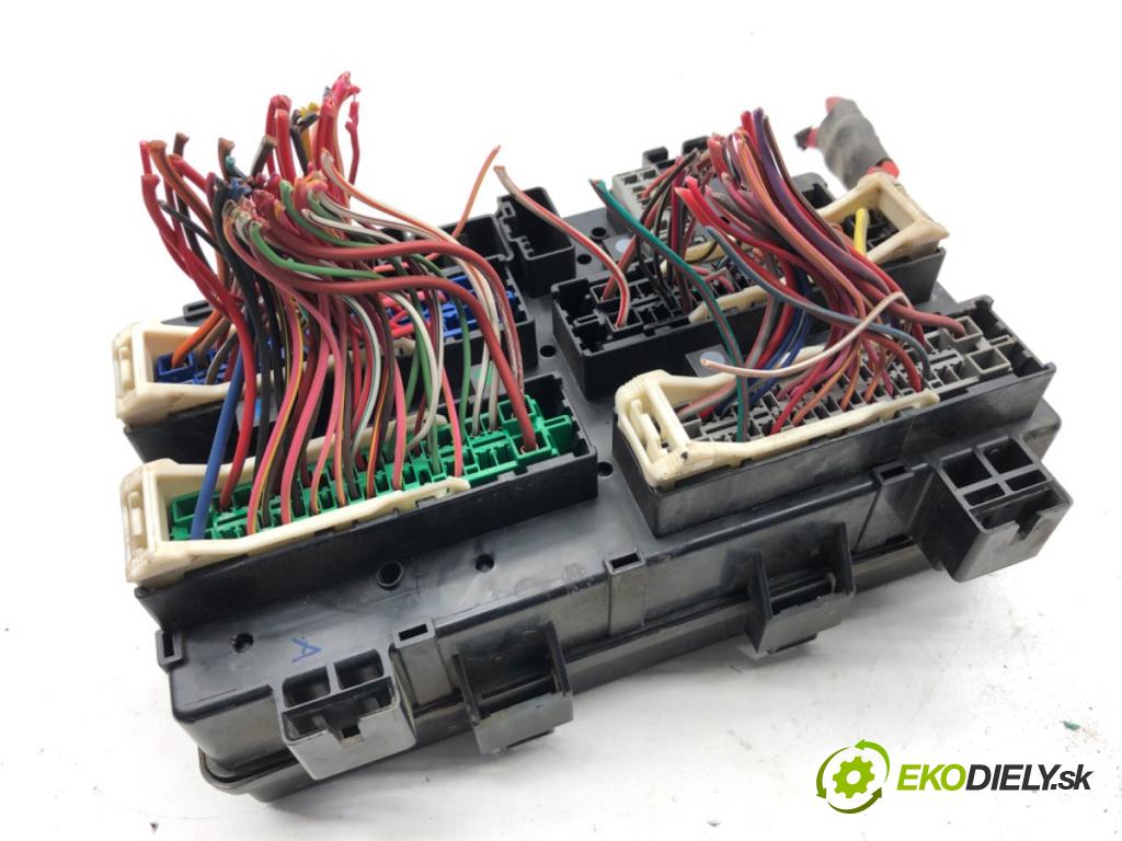 JEEP GRAND CHEROKEE WK SUV 2014 184 kW 3.0 CRD V6 4x4 2987 skříňka poistková P68242818AC (Pojistková skříňka)