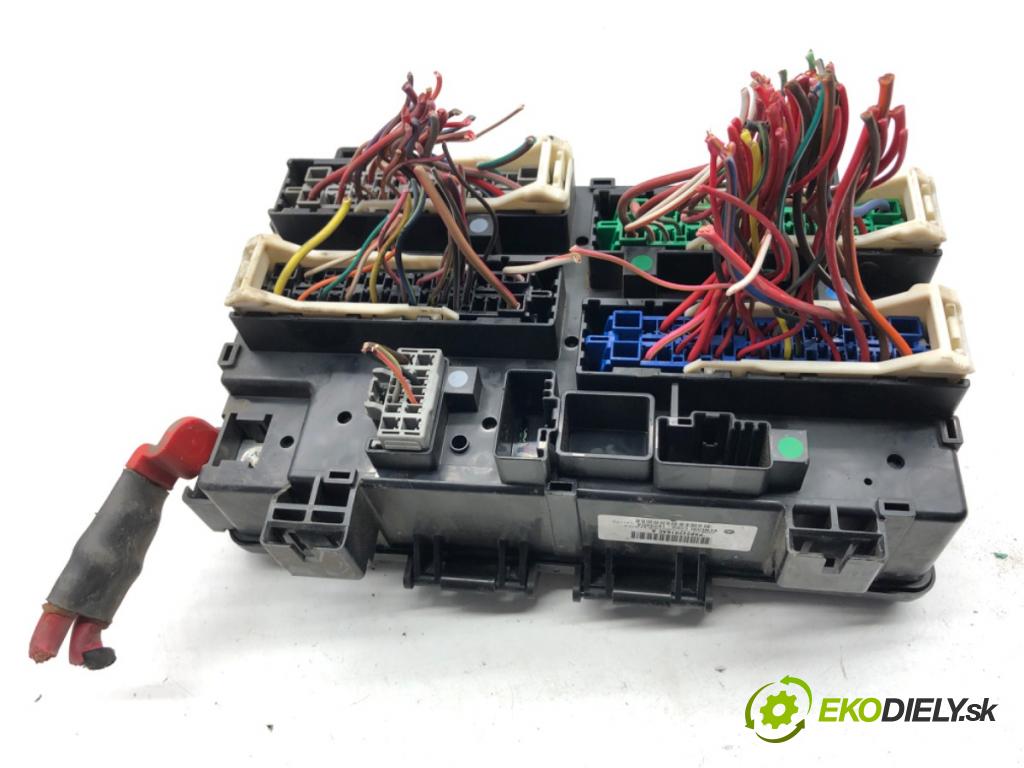 JEEP GRAND CHEROKEE WK SUV 2014 184 kW 3.0 CRD V6 4x4 2987 skříňka poistková P68242818AC (Pojistková skříňka)