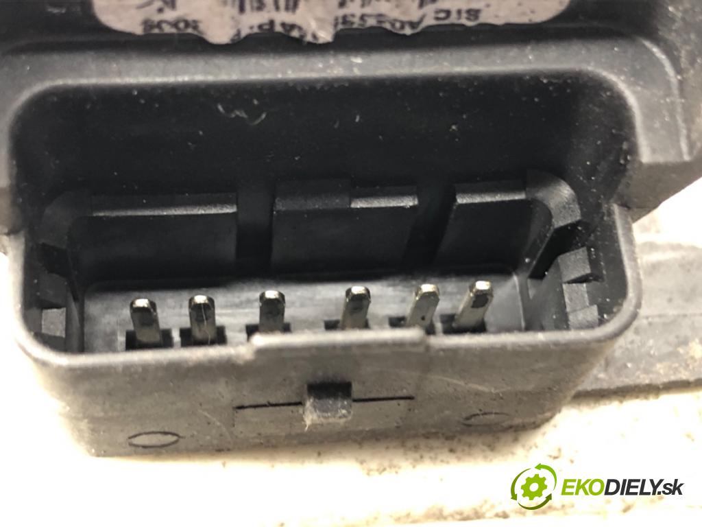 PEUGEOT 308 I liftback 2010 66 kW 1.6 HDi 1560 zámok dveře pravý přední část 732074