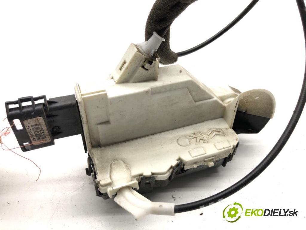 PEUGEOT 308 I liftback 2010 66 kW 1.6 HDi 1560 zámok Dvere ľavy predný 567148